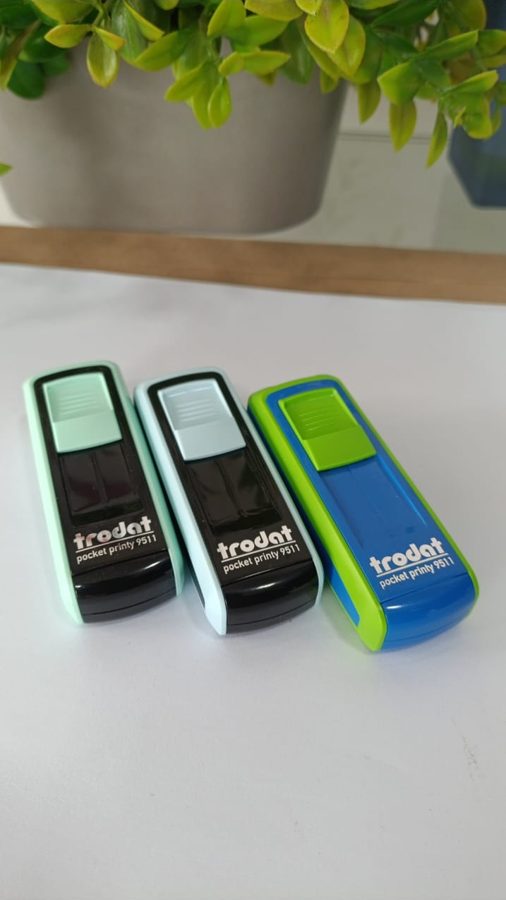 Três carimbos de bolso Trodat Pocket Printy 9511 em verde-água, azul-claro e azul com verde