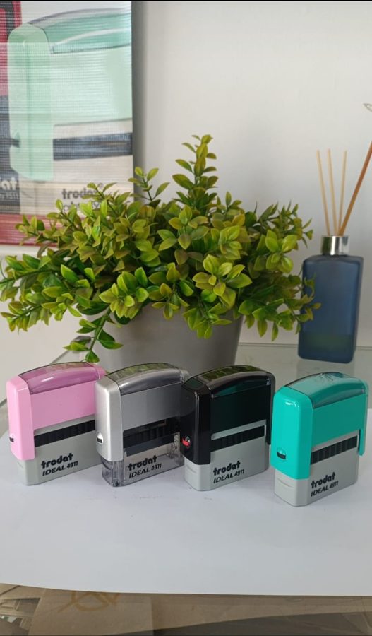 Quatro carimbos Trodat Ideal 4911 em rosa, prata, preto e verde-água